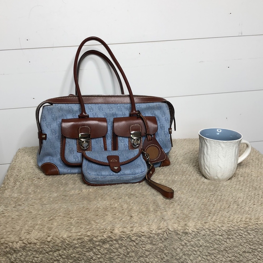Dooney&Bourke wristlet set offers welcome